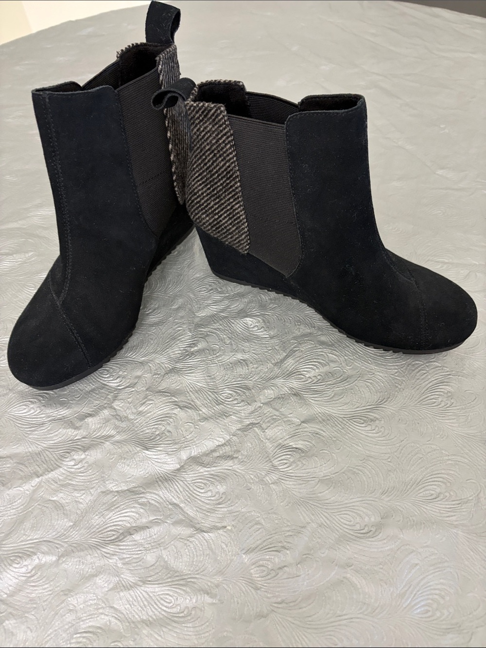 Toms Black Suede Wedge Ankle Boots
Size 8M